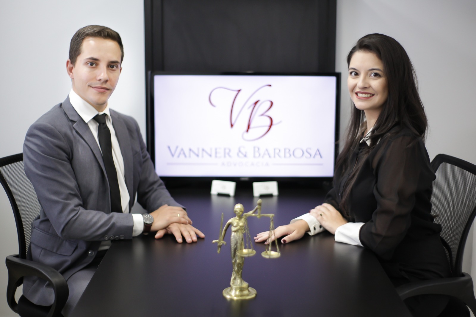 Equipe de advogados discutindo caso jurídico em ambiente corporativo.